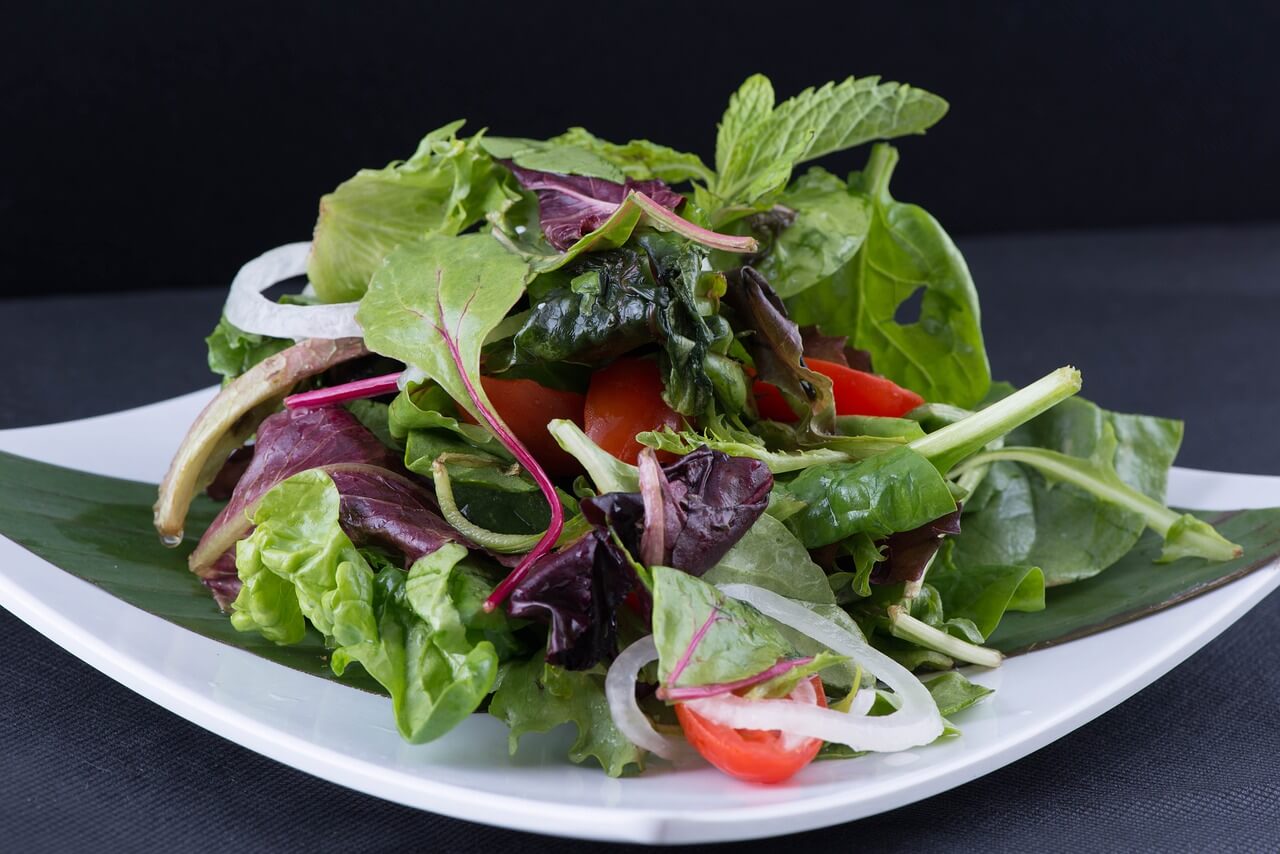 Une assiette contenant une salade